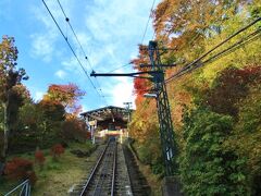 御岳山駅が見えてきました。
周りの木々は紅葉しています