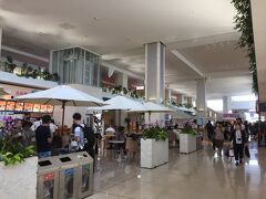 レンタカーを返却して空港まで送迎バスで送ってもらいました。
ガソリン代が高かったです。
レギュラーで149円。
でも島も狭いので7.7リットルしか使わなかった。