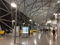 関空到着は19時15分。
すっかり真っ暗になっています。
大阪は寒い。
石垣島では20度くらいありましたが、こちらは10度。
スーツケースからコートを取り出し、着込んで帰ります。
台風でどうなるか危ぶまれた旅行でしたが、無事に行って帰れて感謝です。
また来年も行けたらいいな。
ここまで読んでくださり、有難うございました。