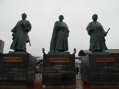 高知駅前の坂本龍馬像(中央)