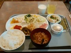 台風直撃の朝を迎えましたよ～
トレーニングできないから朝ご飯は少し軽めさ～