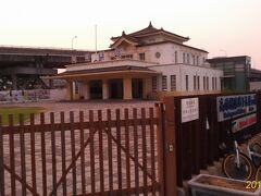 高雄駅旧駅舎。
日本統治時の建物。
処遇がしばらく宙に浮いていたらしいですが、曳家で移築されて現地へ。
今は「高雄願景館」という資料館として機能しているそう。