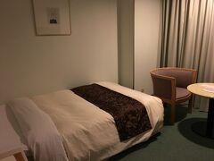 宿泊は、弁天町にある大阪ベイタワーホテル。部屋はセミダブル。狭いけどまあ寝るだけだし。一休の日にち限定プランで一泊一部屋9000円という激安！　