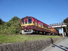 大間々駅近くのながめ北駐車場に停めました。料金は無料です。10時前に到着時にはまだ空いてましたが、戻ってきたときにはすでに満車となってました。はねたき広場の駐車場はまだ空きがあったようですが、紅葉が見ごろのころはもっと混むんだろうなと思いました。
まずははねたき橋を目指します。わたらせ渓谷鐵道の線路がすぐ近く! ちょうどトロッコ列車が通っていきました。