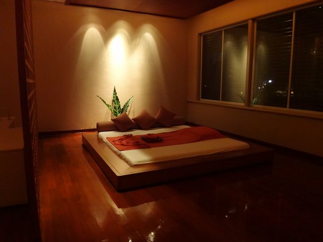 施術のエリアです。<br /><br />プライベートな空間なのだけれど、とにかく広い。