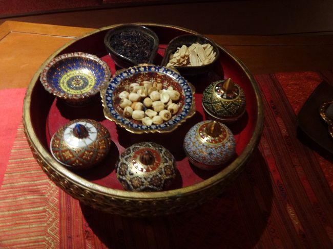 タイ北部チェンマイの器の飾り物などを眺めながら、わくわくしてきました。