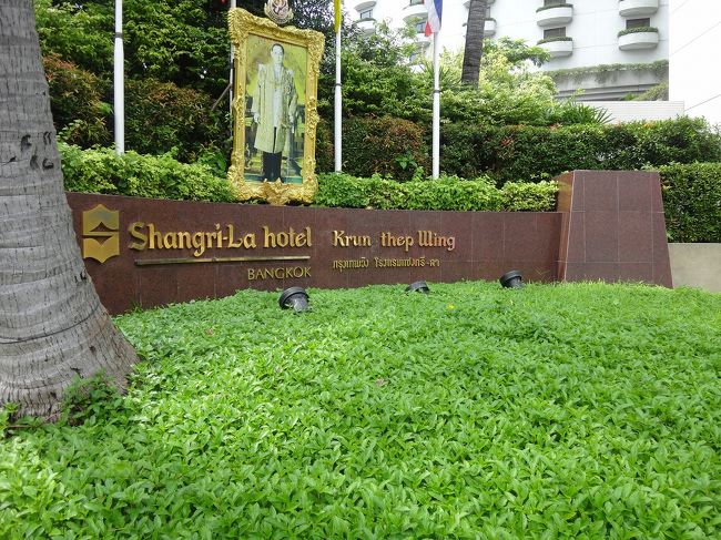 このピアから、BTS（高速鉄道）の高架をくぐれば、<br />もう次の一角にシャングリラホテル。