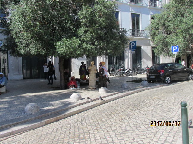 この広場のホテルとは反対側の坂道を登って行く。