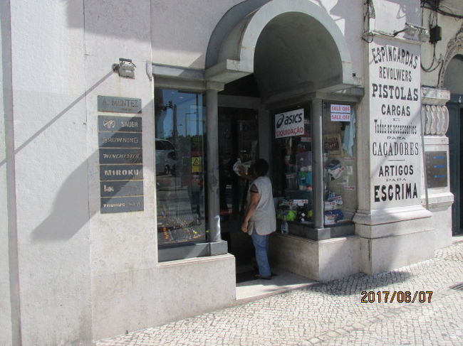 通りに面してスポーツショップ、アシックスの店もある。