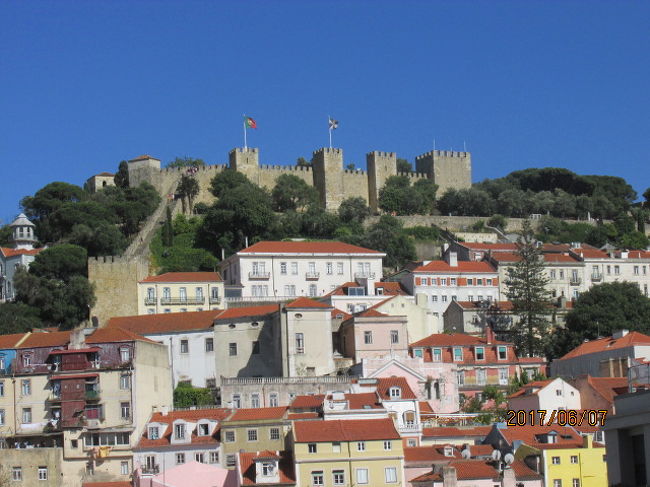 もう一つ先の丘の上には要塞も見える。