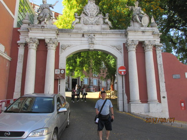 狭い通りを登って行くと、大きな病院の正門へ出た。