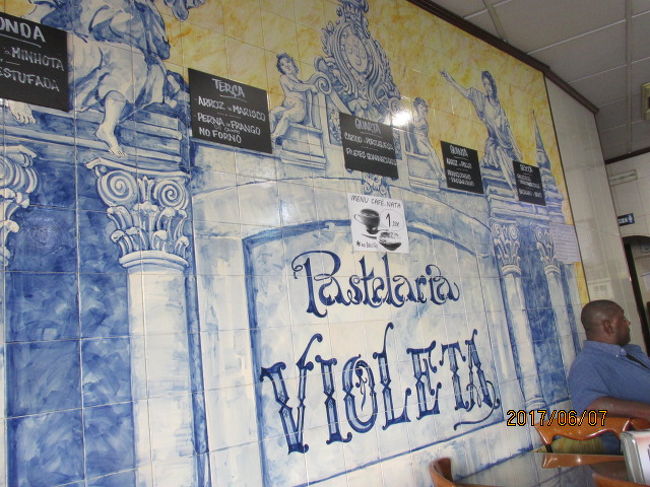 病院の前に１軒カフェがあり、中で休むことにした。