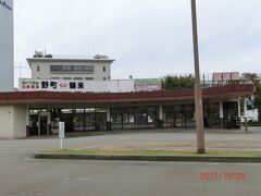 9:39
野町駅というバス停で下車し、またグーグルさんに助けてもらいながら北陸鉄道石川線の【野町駅】に到着。えっ、ここホントに駅？？全然人がいないんですけど。

それもそのはず。とことんタイミングが悪く、また電車を逃したようです(~_~;)時刻表を見ると、9:34の次は10:15だそうで＼(◎o◎)／！えー、30分も待たなあかんのー？！遊び方ガイドにモデルコースが紹介されていたんだけど、なるほど！それに従えば乗継がスムーズなのね。もっと早く言ってよー(＃｀皿´)文句を言っててもしょうがないので、大人しく待合室で読書でもしますか。あらっ、WiFiも飛んでるじゃん♪ありがたや～