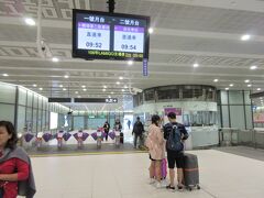 　写真はMRT空港駅で、今回初めて台湾MRT桃園空港線に挑戦です。入国口(出口)から約５分で到着。桃園国際空港駅（ターミナル1及び2）から桃園MRT台北駅まで直達車（快速）で最短約35-37分、普通車（各駅停車）で約45-48分です。直達車は、15分間隔で運行。 台北駅までの料金はNT$160で、空港バスの125元より35元高いです。悠遊?柑(Easyカ－ド)が使えますが、残念ながらMRT１日乗車券は台北市内のMRTとは別会社のため利用できません。