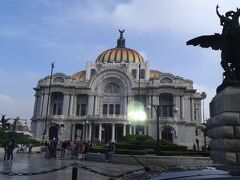 カテドラルを見学後、バスでメキシコシティ北部にあるグアダルーペ教会へ移動します。途中、ベジャスアルテス宮殿の前を通りました。
当時、ここでメキシコの民族舞踊のショーをやっていたと思うのですが、カンクンへ戻る日の関係で残念ながら見に行く時間がありませんでした。