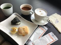 旅の始まりは羽田空港から。
ANAスイートラウンジで腹ごしらえです。