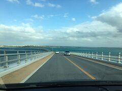 伊良部大橋を渡って、伊良部島と下地島へ向かいます。