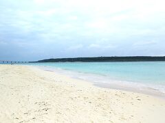 ホテルの前は東洋で一番きれいといわれる与那覇前浜ビーチです。砂が白くて水もびっくりするくらい透明でした。