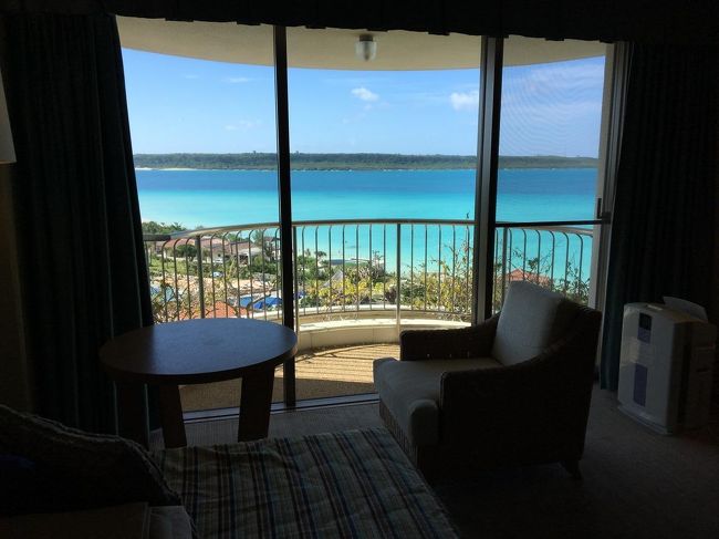 部屋のベッドからはこんな感じでビーチが見えます。向かいの島は来間島で、左の方には来間大橋も見えました。