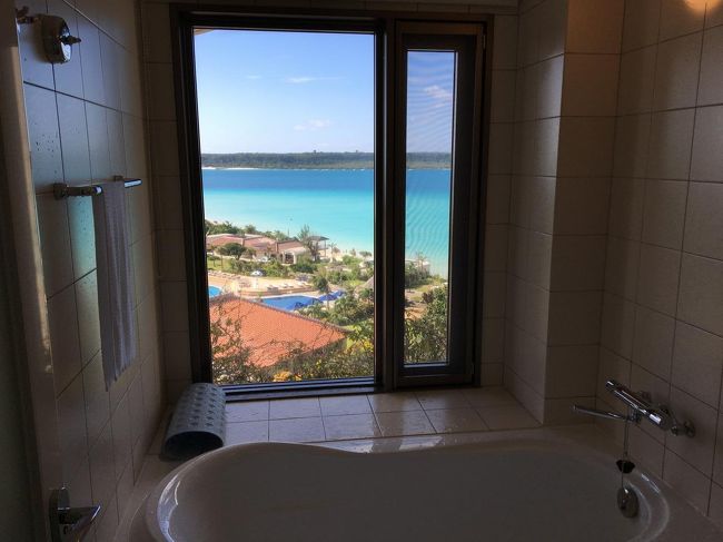 ビューバスルームだったので、お風呂につかりながらも、ビーチが見えます。感動です。