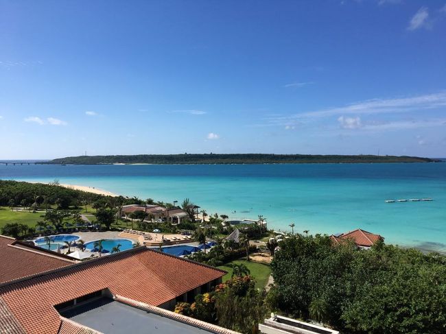 ホテルの部屋からビーチがよく見えます。天気が良いので海の青がとてもきれいです。