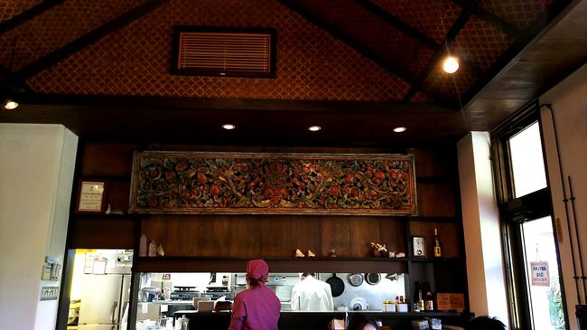 「楽園の果実」の店内です。11時のオープンと同時に入店、すぐに満席です。