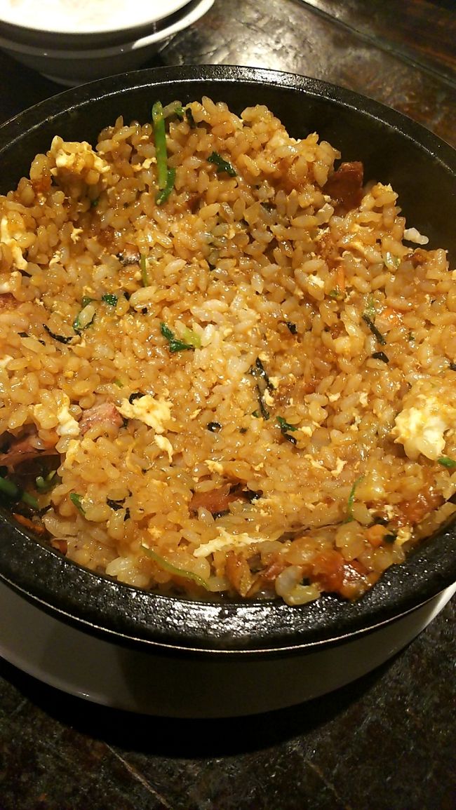 郷家一押しの石焼きチャーハンです。アツアツでおこげもできて美味しい。