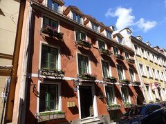 ７～８分で2泊するセントピーターズブティックホテル(St. Peter's Boutique Hotel)に到着。
15世紀に建てられた建物を利用してるので、外観がホテルっぽくなく素敵。