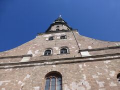 続いては目当ての聖ペテロ教会。
塔がとても高いので、真下からだと全体を写真に収めるのが大変。