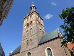 リガの旧市街は小さいので、1、2分くらい歩くとすぐに名所にたどり着きます。
リガ大聖堂。こちらも高い塔があります。
