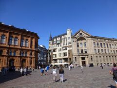 ドゥァマ広場。
左側の建物は旧証券取引所。今は美術館になっています。