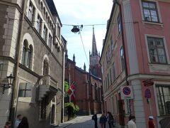 ドゥアマ広場からピルス通りを歩きます。細い路地はいい雰囲気。
路地の奥に見えたのはイギリス教会。