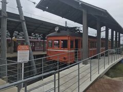 出雲大社前駅に展示されているかなり古そうな車両。