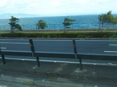 大分空港に向かう空港バスの車窓が大好きです。別府まで海沿いに走ります。台風の名残か、別府湾の白波が目立ちます。