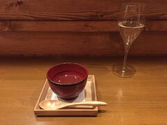 せっかくの夜なので、ちょっと奮発して、創生川から徒歩５分くらいの
創作イタリアン「Osteria YOSHIE（オステリア ヨシエ）」へ。
北海道食材をふんだんに使った料理が全部絶品?
ぜひコースで！

まずお吸い物から。せっかくなので泡で！
