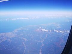 関西国際空港をでて３０分ほどで故郷の大山（中央）が見えました。中央左側は弓ヶ浜半島の付け根です。この日の空はいつも以上にきれいだった。