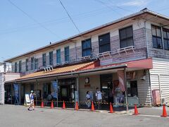 新金谷駅
SLの起点は、JRの金谷駅ではなく、車両基地がある新金谷。昔来たときは、金谷駅まで電気機関車がくっついてきたものだが、さすがに折り返しが面倒なのだろう。