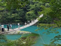 夢の吊橋
寸又峡を一躍有名にした吊橋。すごい揺れるでもなく、すごい高いわけでもなく、なんで有名になったのかよくわからない。
このときは往復自由に渡れたので、人数制限（自主規制）により、渋滞激しく、一時間待ち。