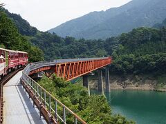 奥大井湖上駅にかかる橋。車内から見た景色は普通な感じだが、外から見るとすごいところに駅がある。