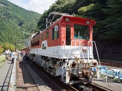 アプトいちしろ駅
90パーミルという日本最大の急勾配を登るため、長島ダム駅までラックレールを利用した機関車が連結される。