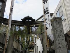 細い小道を通ってロープウェーのすぐそばの艮神社へ。こちらはさすがに人が結構いました。