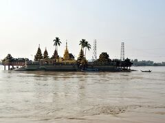 さて、今度は、車で１時間ほど遠出、
ヤンゴン川を渡り、市内の外へ出ます。

工科大学のある町や、工業地区を通り抜け、さらに南下。
今、にわかに観光スポットとして注目を浴びているチャウタン村（Kyauktan）へ。
エーヤワディ川支流の川の中州に浮かぶ寺院（チャウタン・イエレー）があります。
河岸にお寺の入り口があり、そこで靴を脱いで（預けてもよい）
渡し舟で向かいます。

