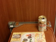仕事が終わってダッシュで新大阪へ向かい、
20：09発「さくら号」に無事乗れました
車内で晩御飯というかお酒のおつまみというか・・・