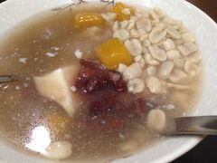 有名店のこちらへ。
ほのかな甘みの冷たい豆花は
初日の疲れた体にしみますね～。