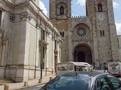 リスボン大聖堂。
トラムも結構走っていたけど、写真に収まったのは残念ながら車…