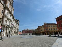 ローマ広場に出てきました。
この左側に写っているのがドゥカーレ宮。