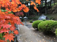 真っ赤な紅葉の先にありました。