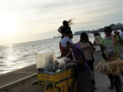 夕方、風が吹き始めて少し涼しくなったマニラ湾。