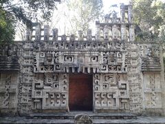 コンシェルジュさんの言うとおり、レフォルマ通りをしばらく進むと左手に見えてきました！良かった！
平日だったからなのか？ほとんど並ばずに入れました。
現代美術館にも行かないといけないので、見たいものだけ事前にチェックしてピンポイントで見学。

バリ島とかにありそうな感じの遺跡ですね。