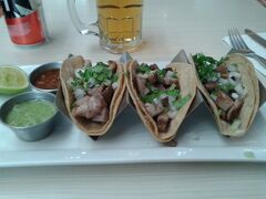 メキシコシティ市内にもタケリアがたくさんあったけれどイマイチ食べる勇気がなく、やっと空港でタコスを頼みました。テカテと一緒に、いただきます！

初めてのメキシコシティは想像していたほど危険な雰囲気ではなく、とっても充実した滞在で良かったです。３泊４日の滞在でしたがとても足りないくらい見どころのある街だと思います。独立記念塔の方に行く時間もなかったので、今度はもっとゆっくり滞在したい！